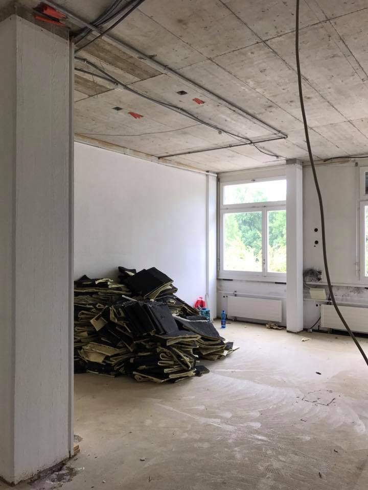 Die Decke mit der alten Isolation muss runter