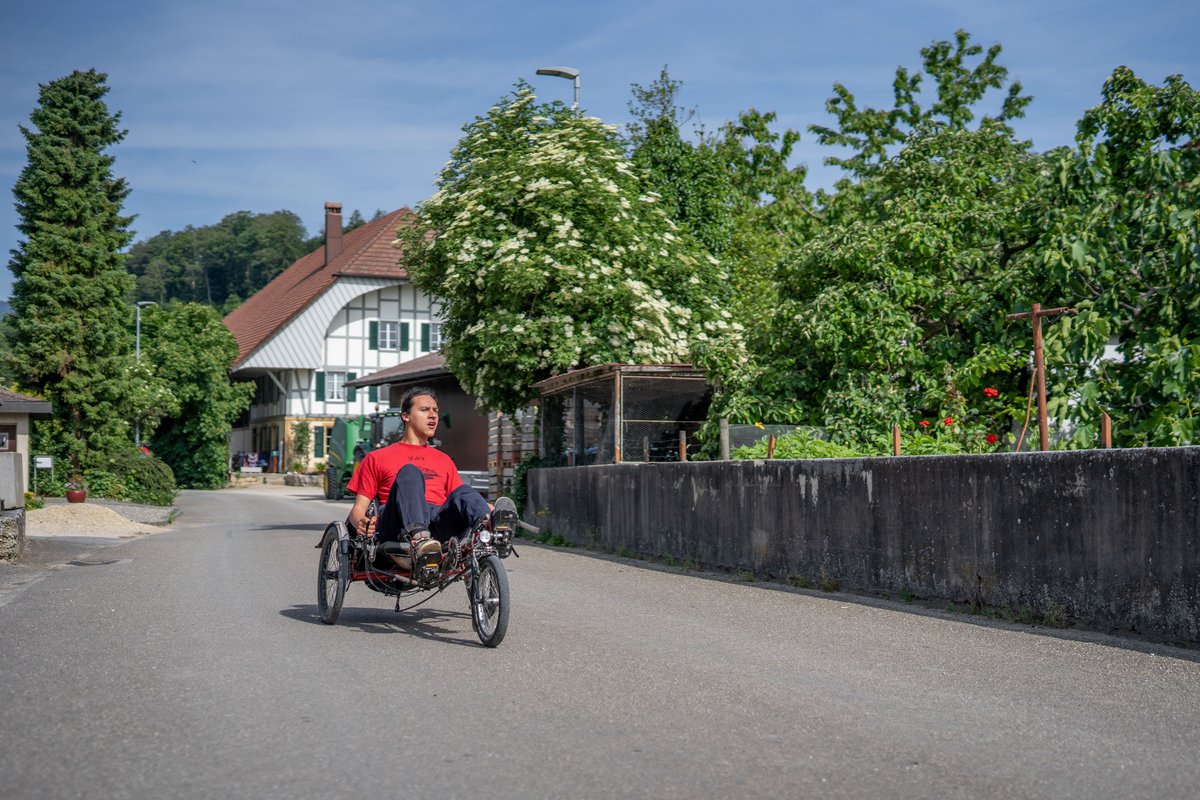 Djamil mit Elektrorollstuhl