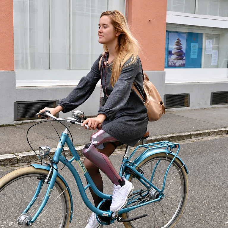 Frau mit Fahrrad in der Stadt