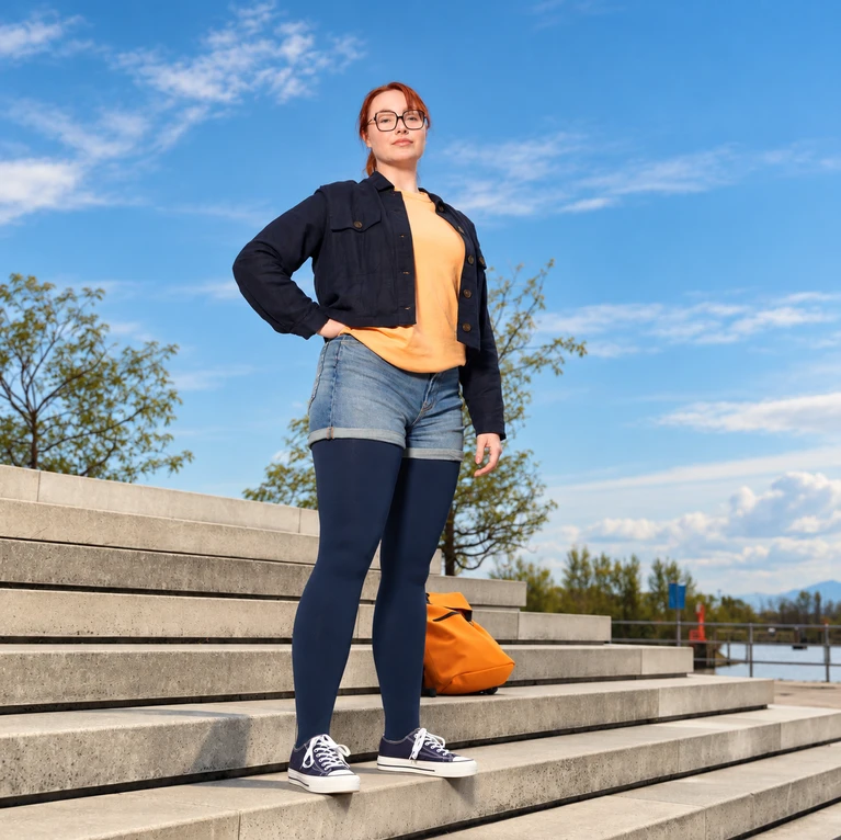 Selbstbewusste Frau am Wasserufer
