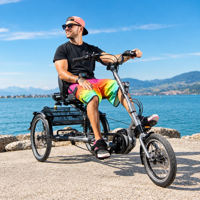 Sonnige Seepromenade mit E-Trike