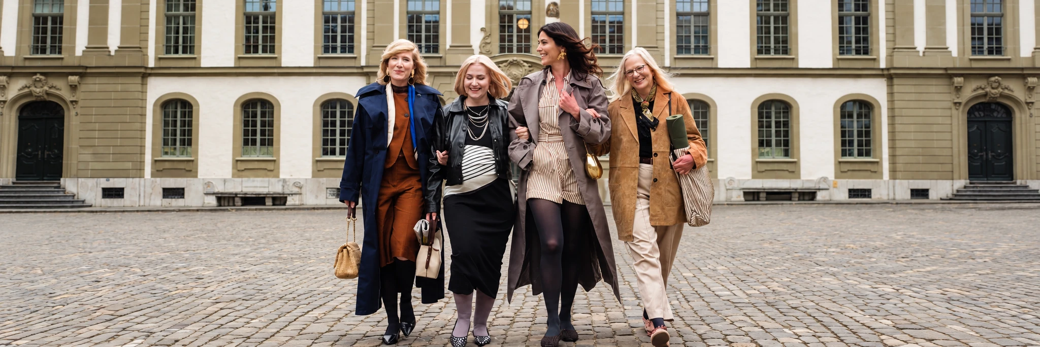 Vier Freundinnen im eleganten Innenhof